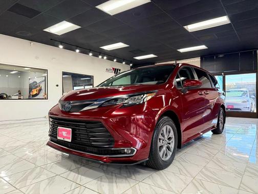 2023 Toyota Sienna XLE 7 Passenger
