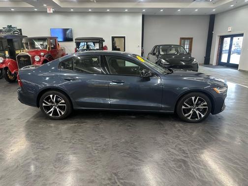 2024 Volvo S60 B5 Core Dark Theme