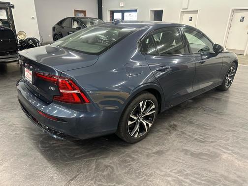 2024 Volvo S60 B5 Core Dark Theme