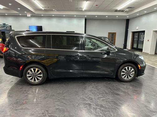 2022 Chrysler Pacifica Hybrid Touring L