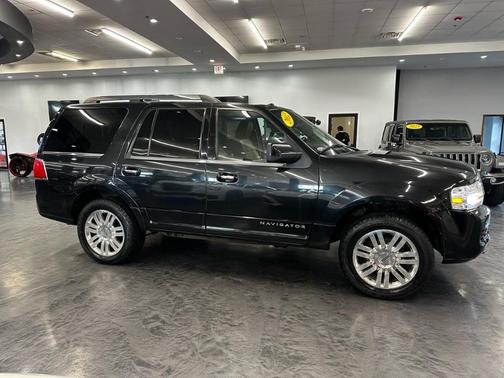 Black 2012 Lincoln Navigator Base