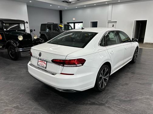 Pure White 2021 Volkswagen Passat 2.0T SE
