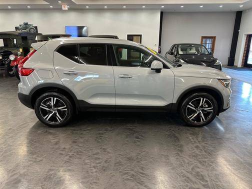 2025 Volvo XC40 B5 Core Bright Theme