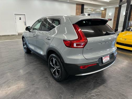 2025 Volvo XC40 B5 Core Bright Theme