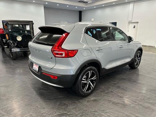 2025 Volvo XC40 B5 Core Bright Theme