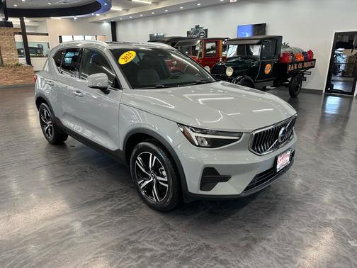 2025 Volvo XC40 B5 Core Bright Theme
