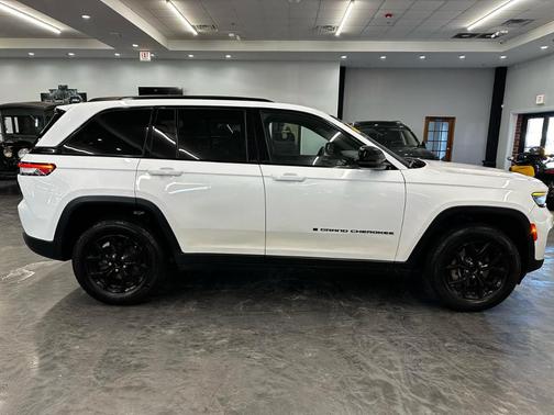 White 2024 Jeep Grand Cherokee Laredo
