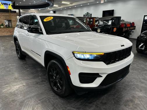 White 2024 Jeep Grand Cherokee Laredo