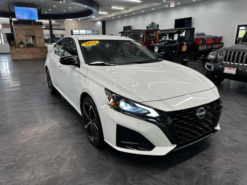 Glacier White 2023 Nissan Altima 2.5 SR