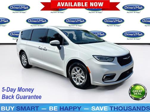 Bright White Clearcoat 2023 Chrysler Pacifica Touring L