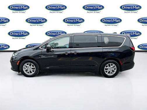 Brilliant Black Crystal Pearlcoat 2023 Chrysler Pacifica Touring L