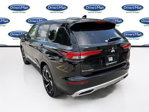 Labrador Black Pearl 2022 Mitsubishi Outlander SE S-AWC