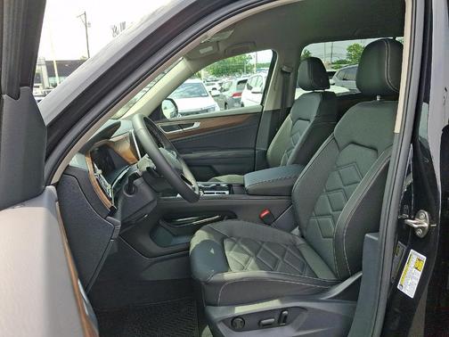 Deep Black Pearl 2026 Volkswagen Atlas 2.0T SE W/TECHNOLOGY