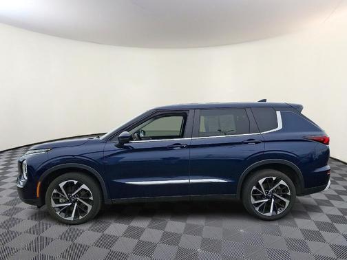 Cosmic Blue Metallic 2024 Mitsubishi Outlander SE