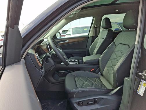 Deep Black Pearl Effect 2026 Volkswagen Atlas 2.0T SE W/TECHNOLOGY