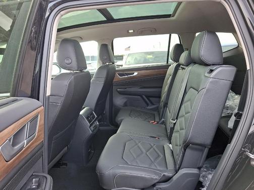 Deep Black Pearl Effect 2026 Volkswagen Atlas 2.0T SE W/TECHNOLOGY