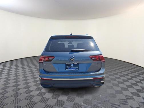 Platinum Gray Metallic 2024 Volkswagen Tiguan 2.0T SE