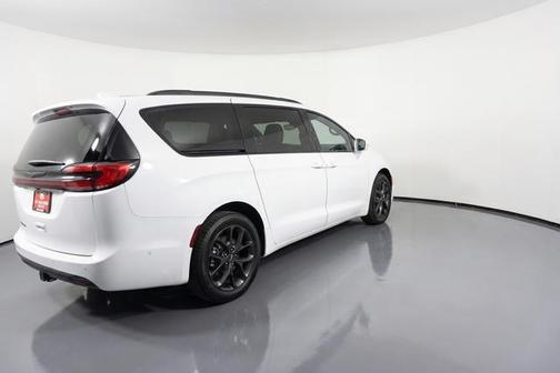 Bright White Clearcoat 2022 Chrysler Pacifica Limited