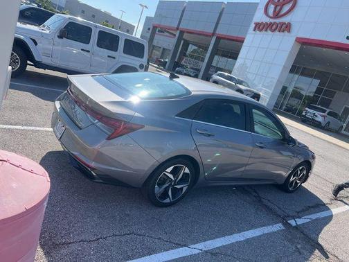Fluid Metal 2022 Hyundai ELANTRA Limited
