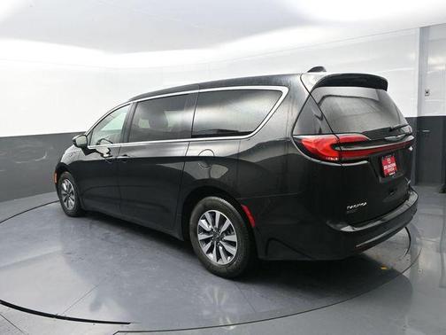 Brilliant Black Crystal Pearlcoat 2023 Chrysler Pacifica Hybrid Touring L
