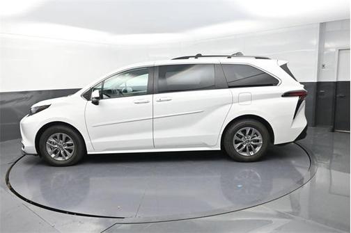 2022 Toyota Sienna LE