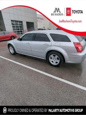 Silver 2005 Dodge Magnum SE
