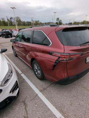 2021 Toyota Sienna XLE 8 Passenger