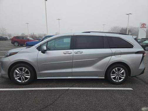 2024 Toyota Sienna XLE