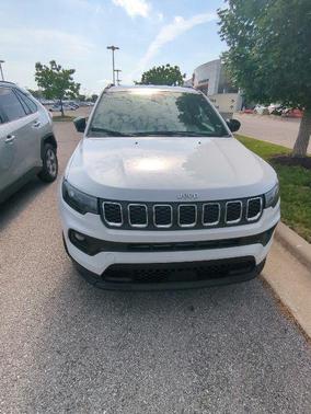 Bright White Clearcoat 2024 Jeep Compass Latitude