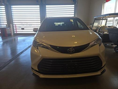 2024 Toyota Sienna Platinum