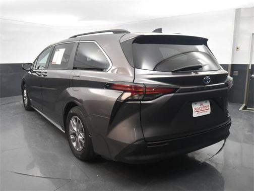 2021 Toyota Sienna XLE 8 Passenger