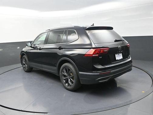 Deep Black Pearl 2023 Volkswagen Tiguan 2.0T SE