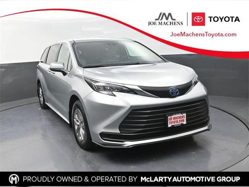 2025 Toyota Sienna LE