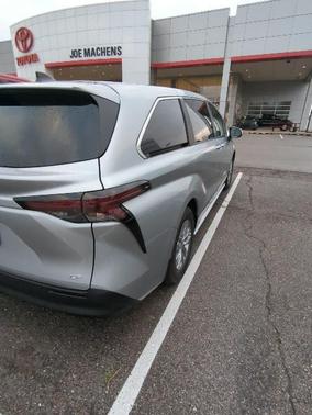 2025 Toyota Sienna LE