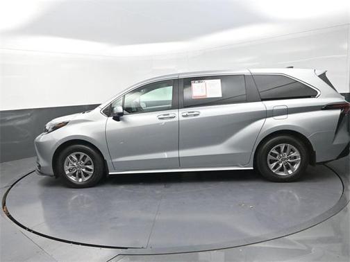 2025 Toyota Sienna LE