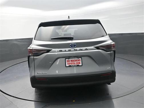 2025 Toyota Sienna LE