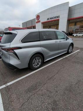 2025 Toyota Sienna LE
