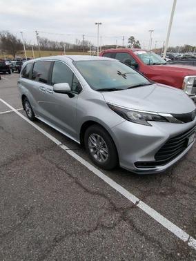 2025 Toyota Sienna LE