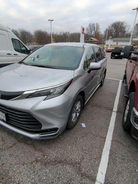 2025 Toyota Sienna LE
