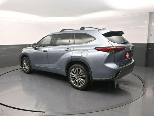 Moon Dust 2021 Toyota Highlander Platinum