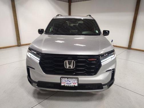 Lunar Silver Metallic 2025 Honda Pilot TrailSport