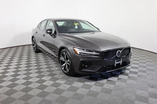 2024 Volvo S60 B5 Plus Dark Theme