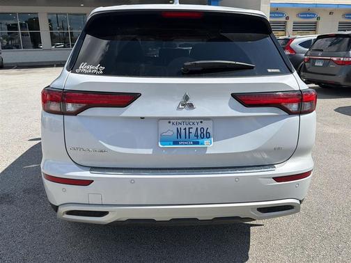 White Diamond 2022 Mitsubishi Outlander SE