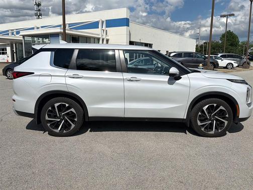 White Diamond 2022 Mitsubishi Outlander SE