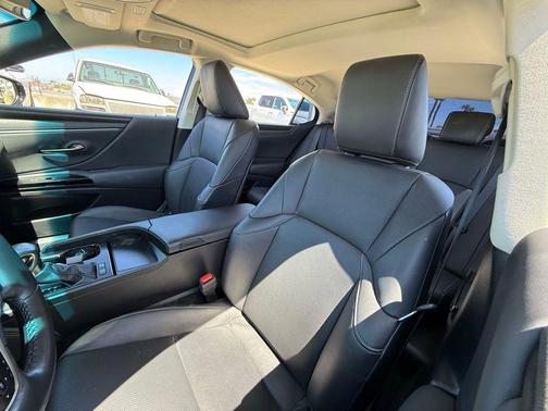 2024 Lexus ES 300h Base