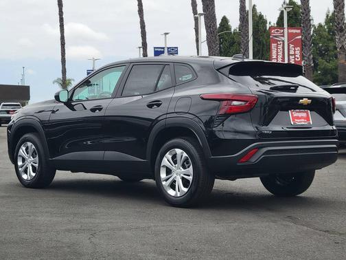 Mosaic Black Metallic 2026 Chevrolet Trax LS