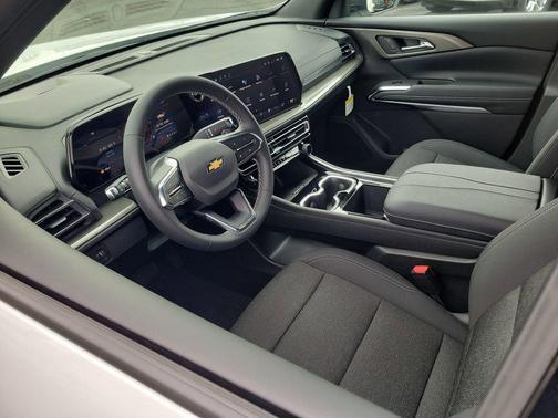 Summit White 2026 Chevrolet Traverse LT