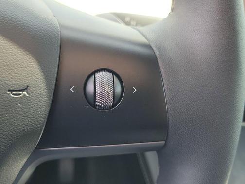 Pearl White Multi-Coat 2023 Tesla Model Y RWD