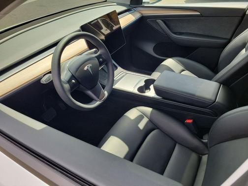 Pearl White Multi-Coat 2023 Tesla Model Y RWD