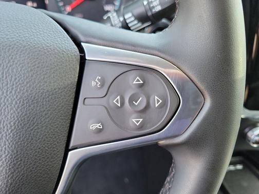 Summit White 2023 Chevrolet Traverse LT Cloth